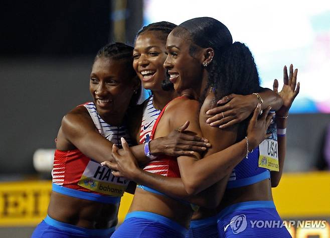 미국 여자 1,600ｍ 계주 대표팀 (로이터 나소=연합뉴스) 6일(한국시간) 바하마 나소에서 열린 2024 세계계주선수권대회 여자 1,600ｍ 계주 결선에서 우승한 미국 선수들이 기뻐하고 있다. 왼쪽에서 두 번째가 토머스.