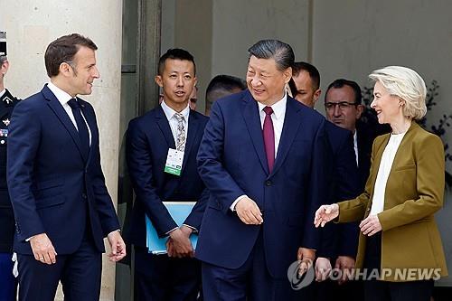 (파리 AFP=연합뉴스) 에마뉘엘 마크롱 프랑스 대통령과 시진핑 중국 국가주석, 우르줄라 폰데어라이엔 EU 집행위원장이 6일(현지시간) 엘리제궁에서 3자 회담을 마친 뒤 회담장을 떠나고 있다.