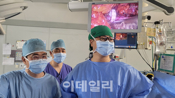 황의창 화순전남대병원 교수팀이 ‘하이퍼큐어(HyperQure™)’를 활용한 복강경 신장신경차단술(RDN) 의료기기 임상을 진행하고 있다. (사진=딥큐어)