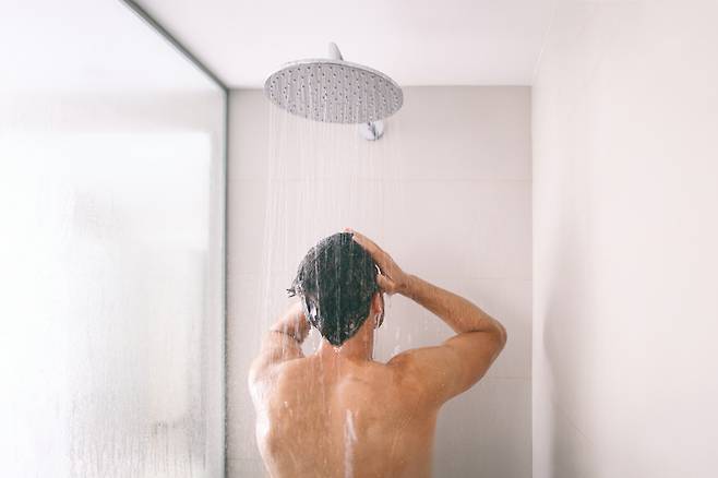 Z세대(18~27세)는 샤워 시간이 평균 21.2분으로 가장 길며, 베이비붐세대(60~78세) 평균 12.3분의 두 배에 가깝다. [사진= 게티이미지뱅크]