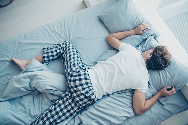 주말에 누워서 주중에 못잔 잠을 청한 사람들은 우울증 증상을 경험할 가능성이 적은 것으로 나타났다. [사진=게티이미지뱅크]