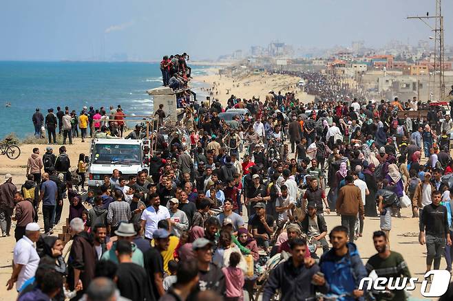 팔레스타인 무장정파 하마스와 이스라엘군 간 교전을 피해 가자지구 최남단 라파로 피신했던 팔레스타인 피란민들이 이스라엘군의 라파 침공이 두달 가까이 예고되자 14일(현지시간) 지중해 해안선을 따라 가자지구 북부로 귀향하고 있다. 2024.04.14. ⓒ 로이터=뉴스1 ⓒ News1 김성식 기자