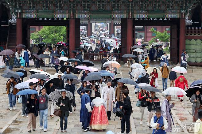 어린이 날 연휴 마지막날인 6일 서울 종로구 경복궁이 궂은 날씨에도 불구하고 우산을 쓴 시민들과 외국인 관광객들로 북적이고 있다. 2024.5.6/뉴스1 ⓒ News1 민경석 기자