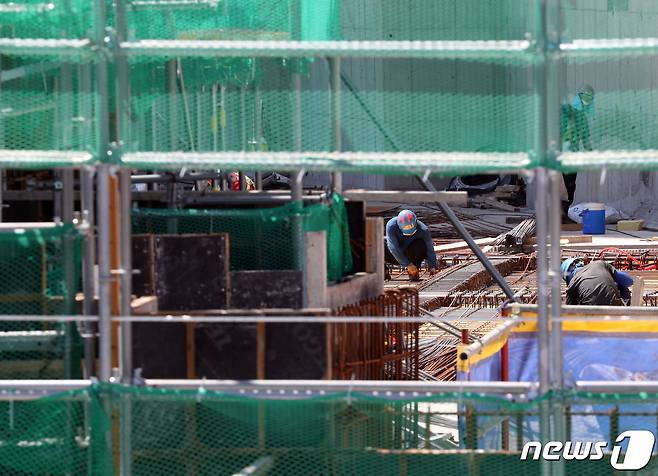 서울의 한 아파트 건설 현장에서 건설 노동자들이 작업을 하고 있다.  ⓒ News1 신웅수 기자