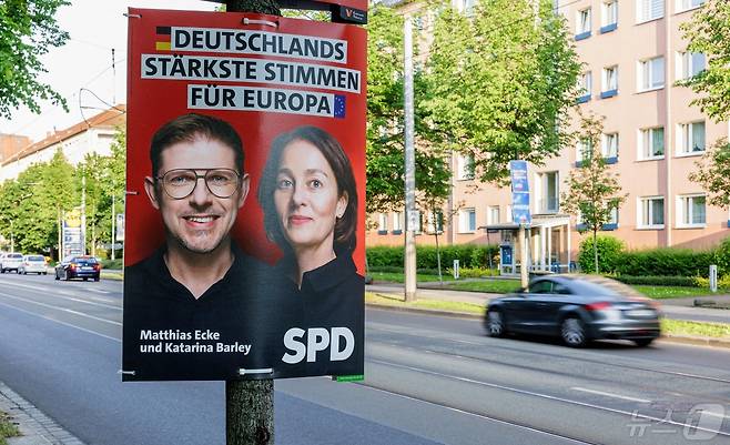 다가오는 유럽의회 선거에 출마하는 독일 사회민주당(SPD) 후보 마티아스 에케(왼쪽)과 카타리나 보리의 선거 포스터가 거리에 붙어있다. 2024.05.04 ⓒ AFP=뉴스1 ⓒ News1 정지윤 기자