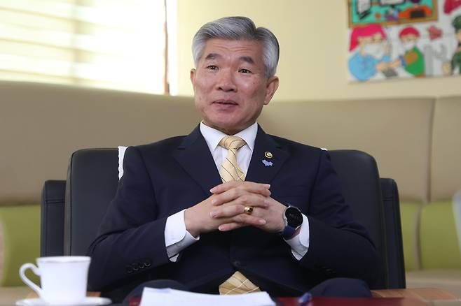 질문에 답하는 이기식 병무청장. 사진 | 연합뉴스