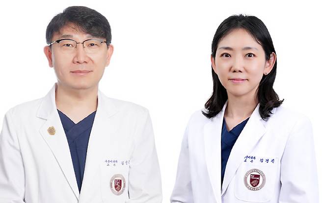 김신곤 교수(왼쪽)와 김경진 교수