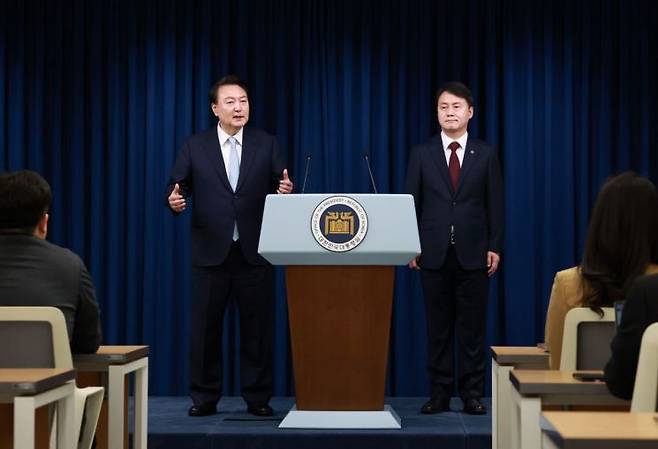 윤석열 대통령이 7일 서울 용산 대통령실 청사에서 신임 민정수석으로 내정한 김주현 전 법무차관을 소개하며 출입기자의 질문에 답하고 있다. [이미지출처=연합뉴스]