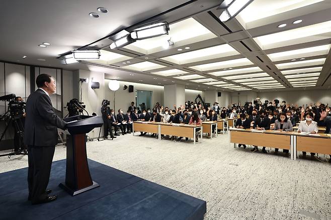 윤석열 대통령이 2022년 8월 17일 용산 대통령실 청사 브리핑룸에서 취임 100일 기자회견을 하고 있는 모습./대통령실