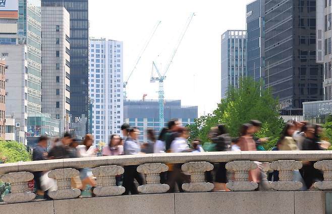 직장인들이 서울 청계천 모전교 위를 지나는 모습./연합뉴스