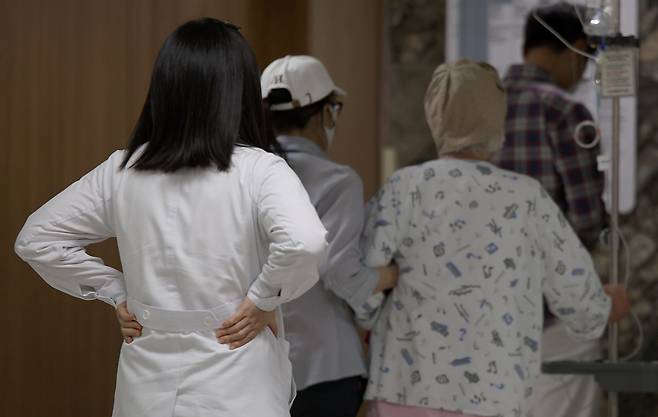 지난달 25일 대구 한 대학병원에서 의료관계자와 환자, 보호자의 뒷모습./연합뉴스