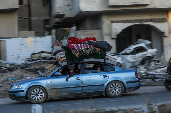5월 6일 가자지구 남부 라파에서 이스라엘군의 대피 명령에 따라 팔레스타인 난민들이 소지품을 챙겨 라파를 떠나고 있다. 이스라엘은 7일 라파를 전격 점령했다고 발표했다./EPA 연합뉴스