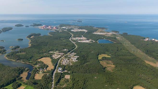올킬루오토 원전과 핵폐기물 처분장 온칼로가 위치한 핀란드 올킬루오토섬 전경. 좌측 상단의 붉은 건물이 올킬루오토 원전이다./포시바 오이