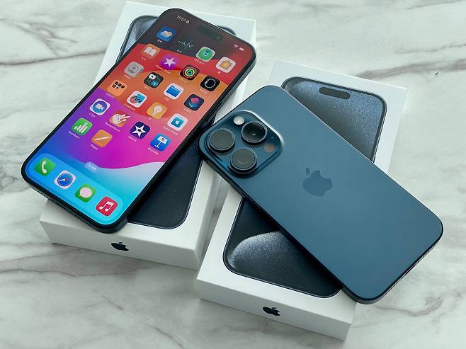애플 아이폰15 프로맥스(왼쪽·6.7인치)와 아이폰15 프로(오른쪽·6.1인치) 모습. 더 얇아진 베젤과 측면 티타늄 소재로 그립감이 크게 개선됐다. /윤진우 기자