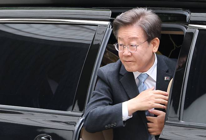이재명 더불어민주당 대표가 7일 오전 서울 서초구 서울중앙지방법원에서 열린 '대장동 배임·성남FC 뇌물' 혐의 관련 공판에 출석하고 있다. 2024.5.7/뉴스1 ⓒ News1 이동해 기자