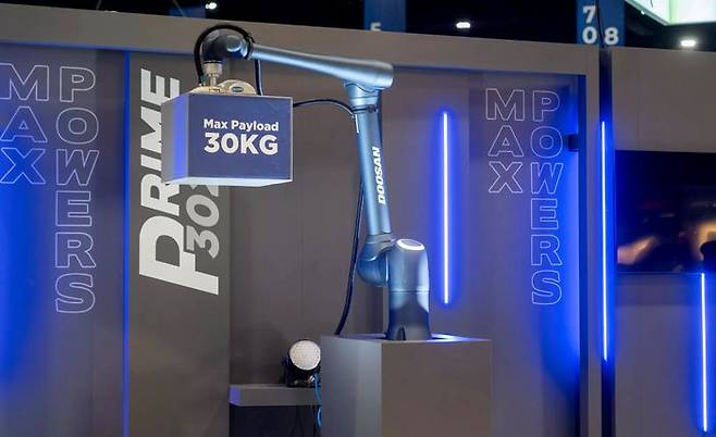 두산로보틱스가 6일(현지시간) 미국 시카고에서 개막한 '오토메이트(Automate) 2024'에서 팔레타이징 전용 협동로봇 라인업 P시리즈를 공개하고 있다. ⓒ두산로보틱스