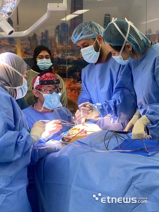 정우진 분당서울대병원 이비인후과 교수가 쿠웨이트 의료진과 함께 갑상선 로봇수술을 하고 있다.