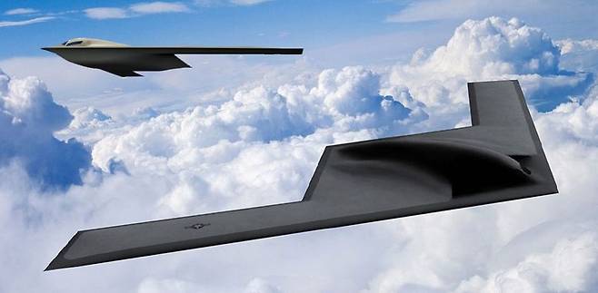 미 공군의 신형 스텔스 전략폭격기 B-21 '레이더' 그래픽 이미지, 노스롭 그루먼사가 제작한 냉전 이후 첫 미국의 신형 전략폭격기로 인공지능(AI)을 탑재했다. 대당 가격은 6억9200만~7억달러로 추정된다. 탑재 중량은 3만파운드(약 15t)로 핵무기 탑재가 가능하며, 2026~2027년까지 100기를 생산, 실전 배치할 것으로 전망된다. B-21의 정확한 기능과 능력은 극비로 아직도 많은 부분이 베일에 가려져 있다. 공대공(Air-to-air) 전투 능력과 네트워크로 연결된 군집 드론들의 '공격 지휘 사령부(quarterback)' 역할을 맡게 될 것이라는 추측도 있다. 항속거리는 1만4000㎞ 안팎이다. 미국 본토에서 이륙해 중간 급유 없이 은밀하게 침투해 중국 북동부까지 타격할 수 있다. 사진=미국 노스롭그루먼·미 공군