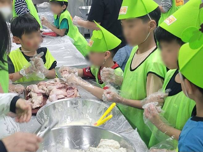 지난 4일 경기도 이천 치킨대학에서 그룹홈 청소년들이 치킨 만들기 체험을 진행하고 있다.