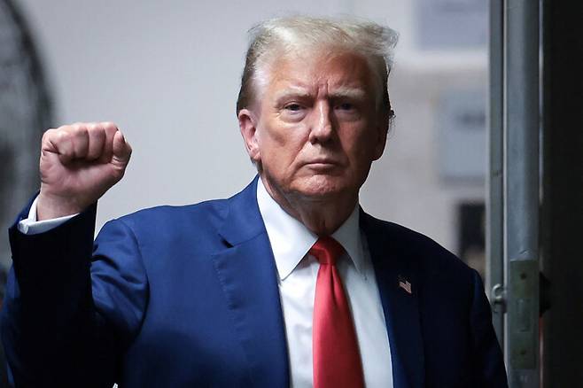 도널드 트럼프 전 미국 대통령이 6일 뉴욕 맨해튼형사법원에서 열린 재판에 출석하면서 취재진을 향해 주먹을 들어 보이고 있다. 뉴욕/로이터 연합뉴스