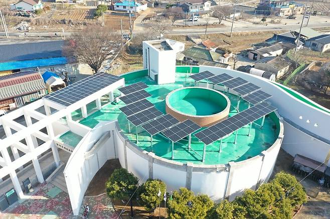 충남 첫 탄소중립 공공건물인 합덕수리민속박물관 옥상에 40㎾급 태양광 발전시설이 설치돼 있다. 충남도 제공