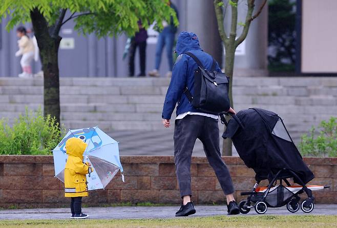 6일 비가 내린 경기도 과천시 서울대공원에서 한 아이가 우산을 들고 있다. 연합뉴스