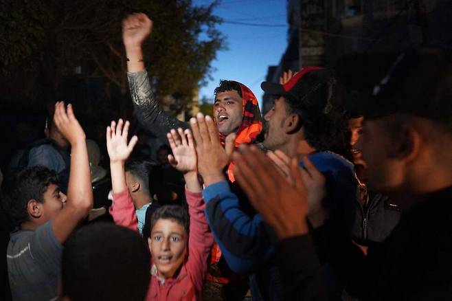 6일(현지시각) 가자지구 데이르엘발라의 거리에서 팔레스타인인들이 하마스의 휴전 제안 수용소식에 환호하고 있다. 이날 외신들은 이집트가 제시한 가자지구 휴전 제안을 하마스가 수용하기로 했다고 전했다. AFP 연합뉴스