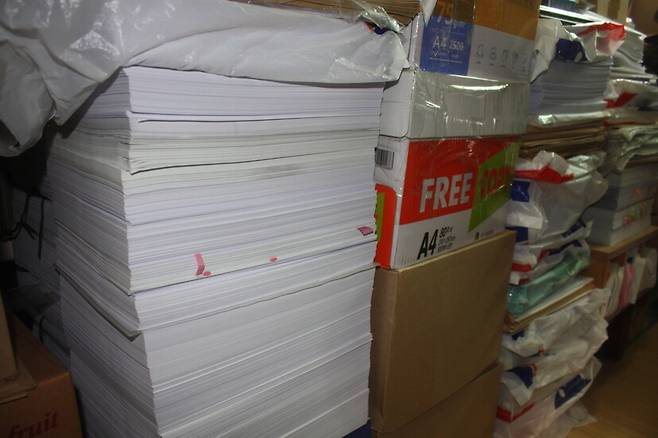 김진모·윤선영씨 부부의 집 방 하나를 가득 채운 윤 일병 사건 관련 문서들. 육본 고등검찰부 재판확정기록의 경우 6413쪽에 이른다고 한다. 전체 문서가 2만장이 훨씬 넘고, 대법원 등에서 파일형태로 현장검증동영상, 검시동영상, 검시사진파일, 피의자 참고인 신문영상 등도 받아냈다. 김진모 제공