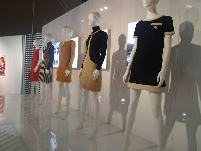 꼭 60년 전인 1964년 탄생한 미니스커트는 영국 디자이너 메리 퀀트가 만든 획기적인 의복이었다. 사진은 퀀트의 작품들. 위키미디어 코먼스
