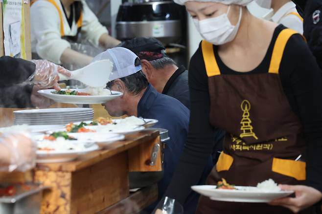 어르신들이 서울 종로구 사회복지원각에서 식사를 하고 있다. 김영원 기자