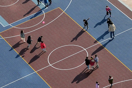 세종시의 한 초등학교 운동장에서 학생들이 공놀이를 하고 있다. 프리랜서 김성태