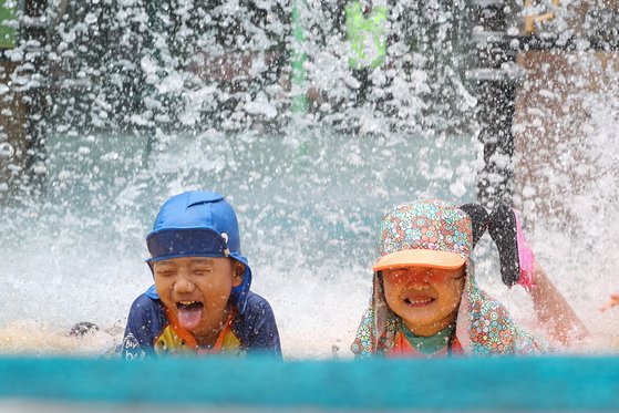 전국에 폭염이 지속되는 가운데 지난해 8월 20일 서울시내 물놀이장을 찾은 어린이들이 물놀이를 즐기며 더위를 식히고 있다. 뉴스1