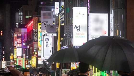 서울 강남역의 불야성. 밤빛에 숨겨진 어둠 속에서 악당과 경찰이 은밀히 결탁했다. 뉴스1