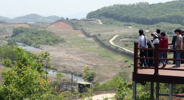 ▲ 강원특별자치도 철원군 DMZ 평화의 길 코스인 공작새 능선 조망대.