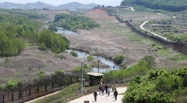 ▲ 강원툭별자치도 철원군 DMZ 평화의 길. 철책선 너머 비무장지대를 역곡천이 가로질러 흐르고 있다.