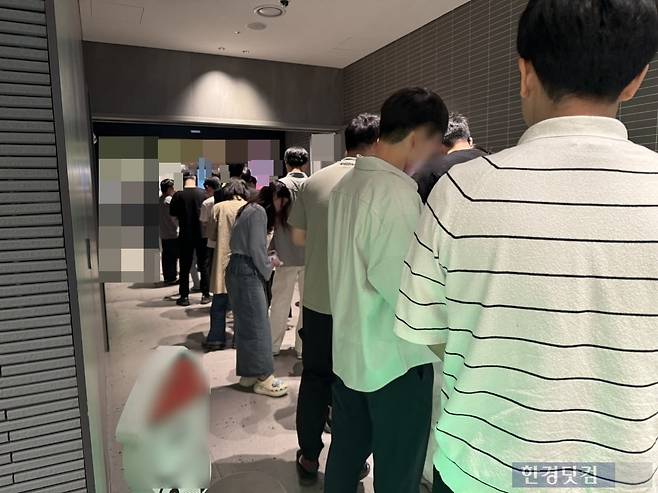 경기도 판교 한 IT기업 구내식당에 줄지어 있는 직원들의 모습/사진=유지희 기자