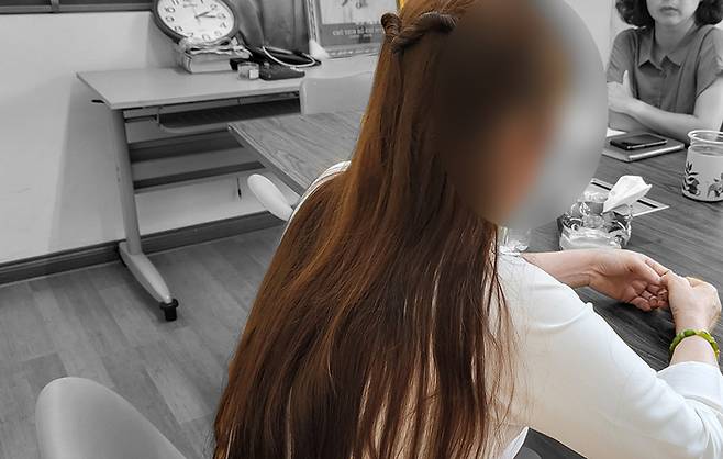 한 베트남 귀환 결혼이주여성이 지난달 17일 베트남 남부 껀터의 한베함께돌봄센터(코쿤센터)에서 기자와 인터뷰하던 도중 눈물을 흘리고 있다. 김서영 순회특파원