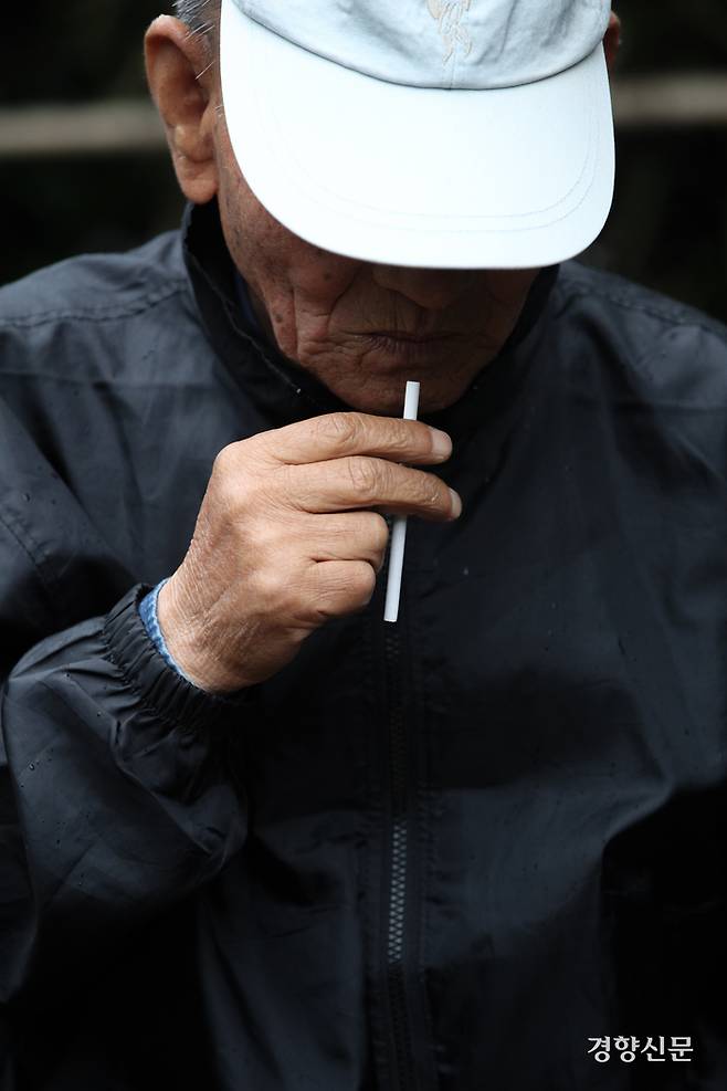 서울 종로구 탑골공원 인근에서 한 어르신이 입에 담배를 가져다 물고 있다. 성동훈 기자