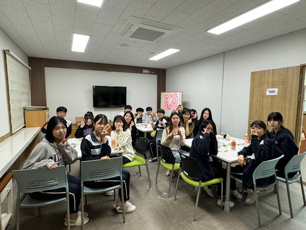 동명대학교 상담·임상심리학과 전공 대학생들이 고등학교를 직접 방문해 집단상담 및 진로상담을 진행하는 모습.  동명대 제공