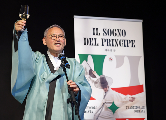 gugakCulture Minister Yu In-chon gives a toast during the opening reception of a gugak (traditional Korean music) performance "The Prince's Dream," staged at Teatro Argentina in Rome on May 4.[MINISTRY OF CULTURE, SPORTS AND TOURISM]