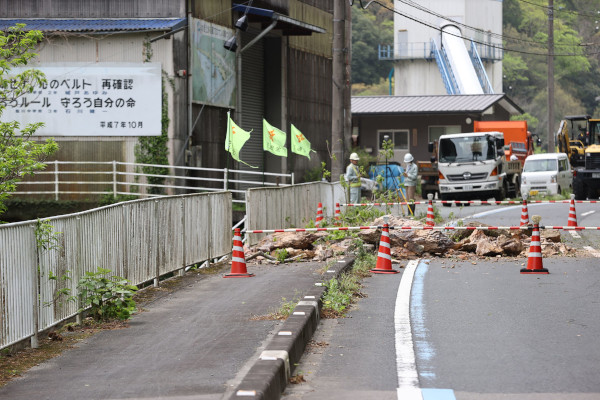 지난달 18일 일본 에히메현 오즈시에서 발생한 지진으로 도로를 통제한 모습.