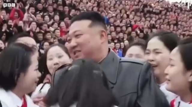 김정은 북한 국무위원장의 체제선전용 노래 영상. BBC 캡처