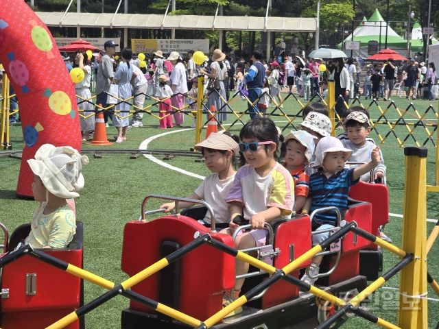 어린이들이 지난 4일 경기도 화성 센트럴파크에서 열린 동탄 어린이 축제에서 레일기차를 타고 있다. 국민일보DB