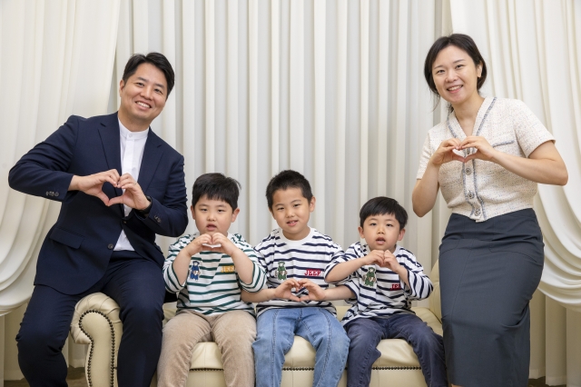 청운교회 교인 가족들이 지난 5일 서울 강남구의 교회에서 가족사진을 촬영하고 있다. 청운교회 제공