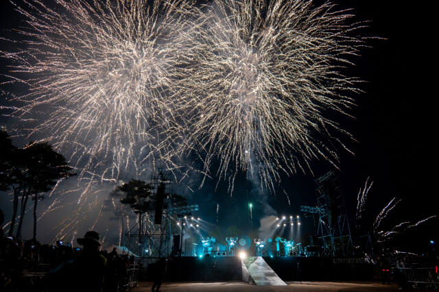 제20회 안산국제거리극 축제 마지막 날인 지난 26일 밤하늘을 수놓은 불꽃놀이. 안산시 제공