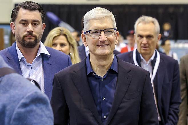 4일(현지시간) 미국 네브라스카주 오마하에서 열린 버크셔해서웨이 주주총회에 팀 쿡 애플 CEO가 참여했다. 이날 버크셔해서웨이는 애플 보유를 13% 줄였다고 발표했다. <사진=연합로이터>