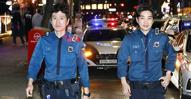 2일 서울 마포경찰서 홍익지구대 경찰들이 홍대 인근 번화가를 순찰하고 있다. [김호영 기자]