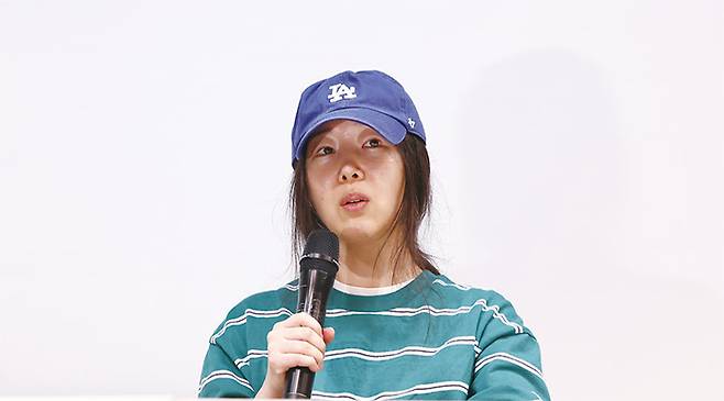 ‘뉴진스’ 소속사 어도어 민희진 대표와 하이브 간 갈등이 악화 일로를 걷는다. 이번 갈등으로 ‘총수’ 방시혁 의장과 함께 ‘멀티 레이블(Label·소속사)’ 시스템이 경영 시험대에 섰다는 평가다. 사진은 민희진 대표 기자회견 모습. (연합뉴스)