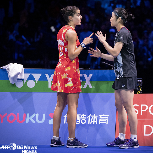 카롤리나 마린(왼쪽)이 2023년 제28회 세계선수권대회 준우승 후 챔피언 안세영(오른쪽)과 대화하고 있다. 사진=AFPBBNews=News1