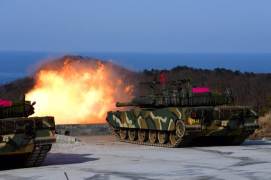지난해 해병대6여단이 도서방어 종합훈련에서 K1E1 전차가 표적을 향해 포탄을 발사하고 있다. 해병대 제공